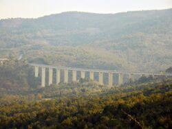 Si uccide a 45 anni gettandosi dal ponte di Petriolo