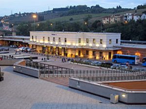 Problemi parcheggio stazione, allo studio un accordo con la Pubblica Assistenza per il montascale