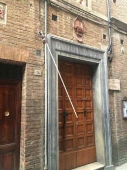 Terzo furto di una bandiera a lutto mentre la Torre piange Leonardo