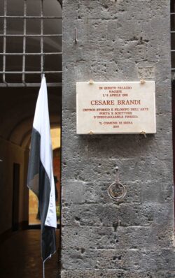 Cesare Brandi, targa in memoria al civico 90 di via di Citt&agrave;