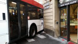 Autobus in via Garibaldi finisce contro il muro