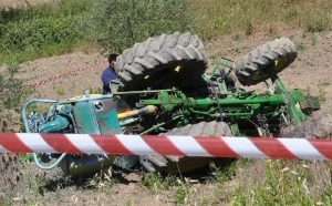Muore travolto dal trattore