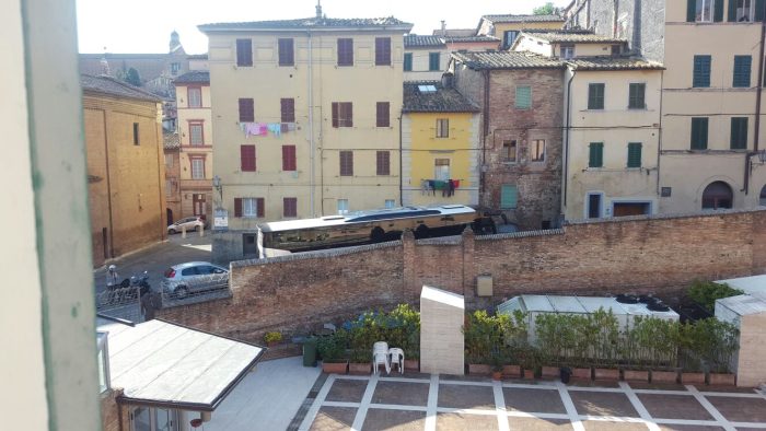 Pullman incastrato in Pian d'Ovile per evitare via Peruzzi