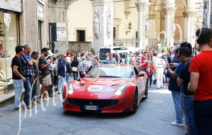 Borseggiatori in azione tra gli spettatori delle Mille Miglia
