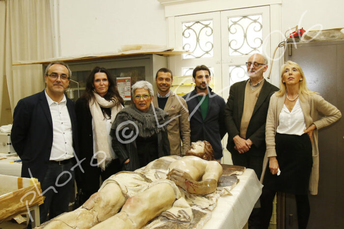 Scoperta la scultura di un Cristo deposto, il Fai la restaura