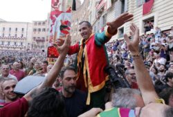 Alberto Ricceri uscito dalla sala operatoria: intervento riuscito