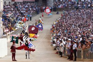 A cena nella Giraffa gli alfieri di Piazza: questa sera su Siena Tv