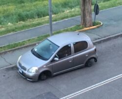 Rubano le gomme di due auto