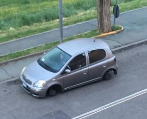 Rubano le gomme di due auto
