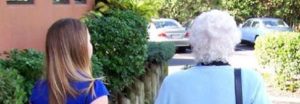 Badante coraggiosa salva anziana che si vuole suicidare