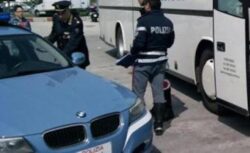 Fermata gita diretta a Siena: conducente con patente scaduta e porta rotta