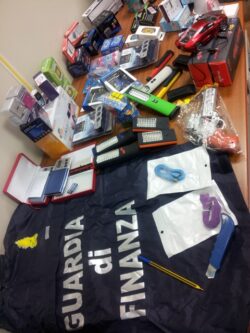 Articoli contraffatti, sequestro anche al mercato