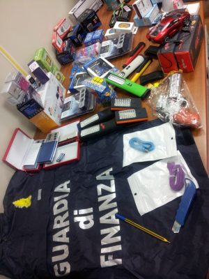 Articoli contraffatti, sequestro anche al mercato