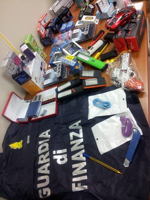 Articoli contraffatti, sequestro anche al mercato