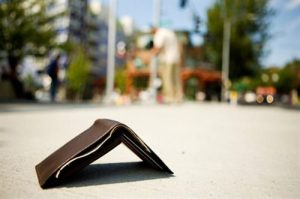 Studente perde portafogli con i soldi, passante lo riconsegna