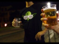 Ragazzina ubriaca non risponde al telefono: il padre chiede aiuto alla polizia