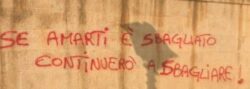 Scrive il suo amore sui muri: denunciato