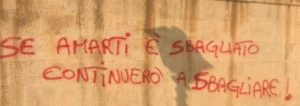 Scrive il suo amore sui muri: denunciato