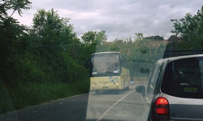 Pullman ignora i divieti, sposta le transenne e percorre contromano via Peruzzi