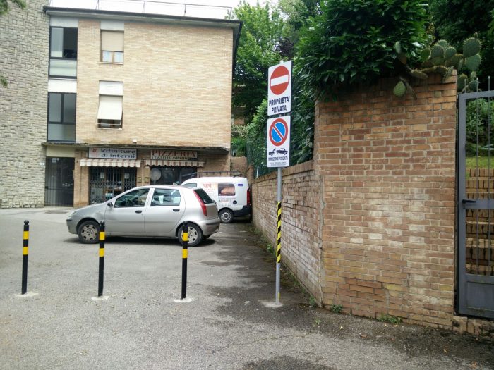 Propriet&agrave; privata non regolare, insorgono commercianti di via Celso Cittadini