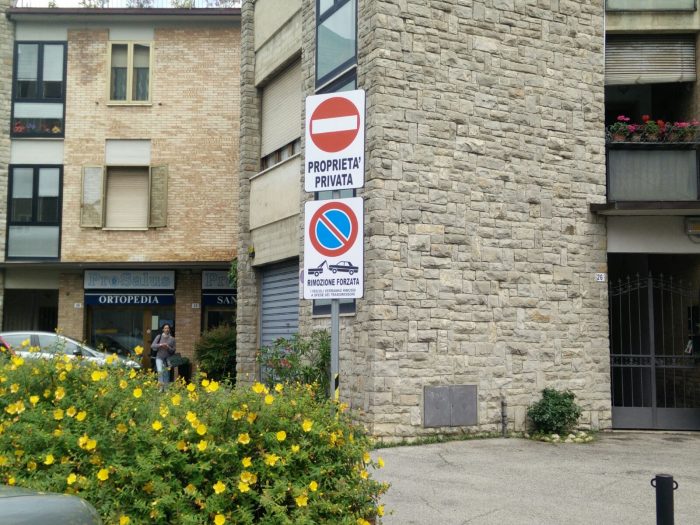 Commercianti via Celso Cittadini: "Cos&igrave; chiudiamo"