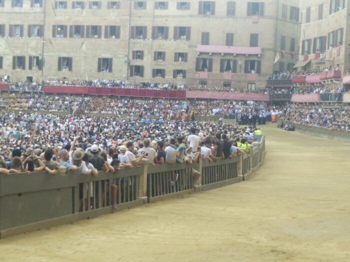 La contrada della Chiocciola vince la prova senza rincorsa