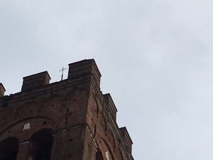 Guida turistica sfiorata dalle pietre scagliate dal fulmine