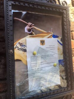 Danneggiata la bacheca della contrada dell'Aquila