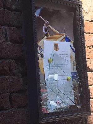 Danneggiata la bacheca dell'Aquila