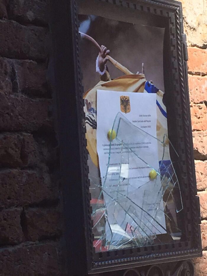 Danneggiata la bacheca dell'Aquila