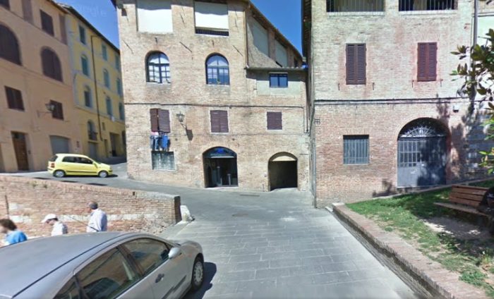 Aggredito in Fontebranda mentre torna a casa