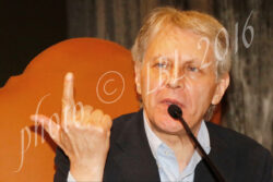 Rettore: Rossi si ritira, &egrave; corsa a due. Si vota domani