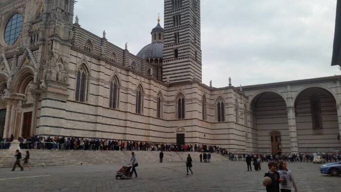 Successo Branduardi, gli esclusi forzano l'ingresso al Duomo