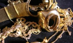 Rivendono gioielli rubati ad anziana in casa di riposo: denunciati tre giovani valdelsani