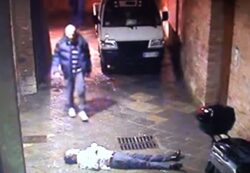 Il video della caduta di David Rossi ed i due misteriosi personaggi