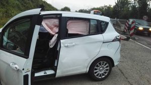 Camion provoca incidente e non si ferma