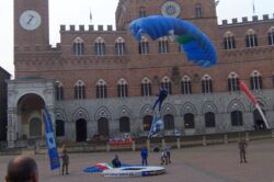Lancio di paracadutisti su Piazza del Campo