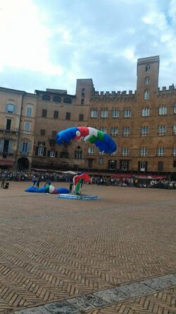 Paracadutisti della Folgore atterrano in Piazza del Campo
