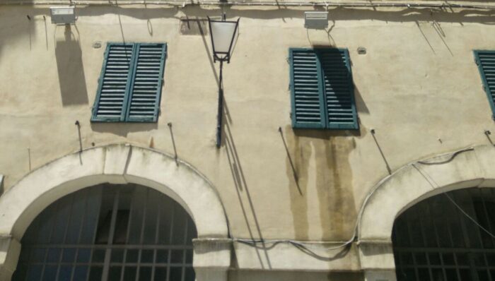 Si rompe un tubo e si allaga un palazzo in centro