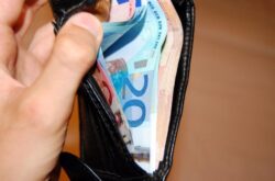Trova borsello con 500 euro e lo riconsegna alla proprietaria