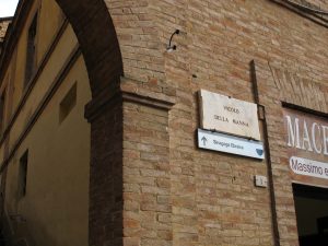 Sedicenni sfondano a calci una porta: arrivano i carabinieri