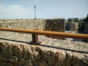 Balaustra in Fortezza: "Troppo bassa, non serve a nulla"