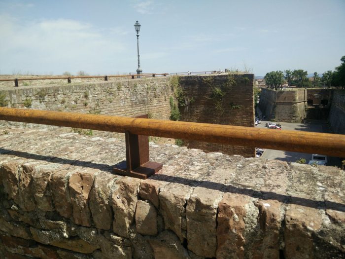 Balaustra in Fortezza: "Troppo bassa, non serve a nulla"