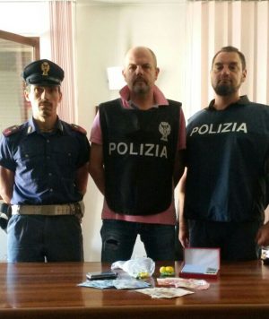 Mamma spaccia in soggiorno davanti alle figlie