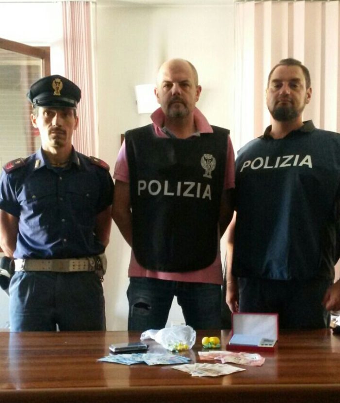 Mamma spaccia in soggiorno davanti alle figlie