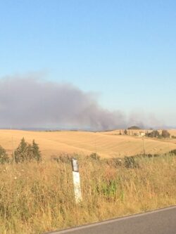 Vasto incendio a Cuna, fiamme a Ampugnano