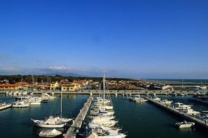 Carabiniere in servizio a Casole salva bimba caduta in acqua al porto di Marina
