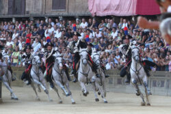 Drappello dei Carabinieri arriva in piazza percorrendo il Corso