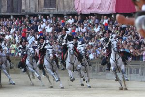 Drappello dei Carabinieri arriva in piazza percorrendo il Corso
