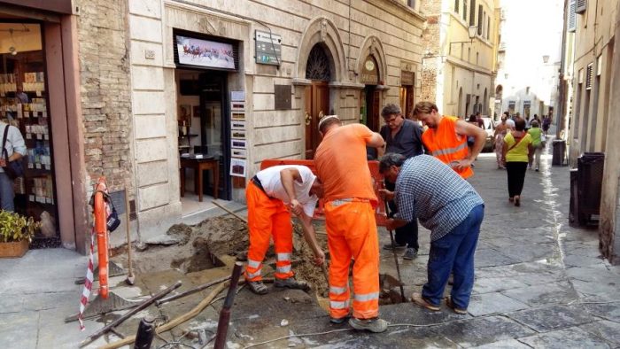 Conduttura rotta in Piazza Indipendenza: chiusa via delle Terme